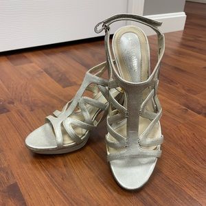 Women’s Naturalizer N5 Comfort heels. Size 8. Sliver.